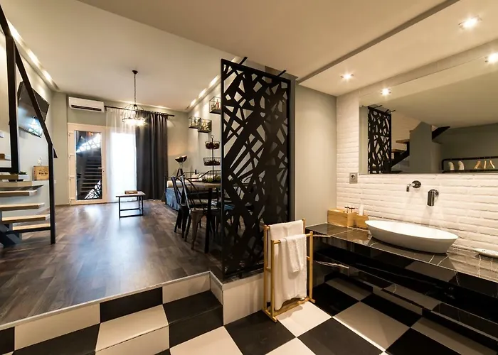 Oinoelia Luxury & *